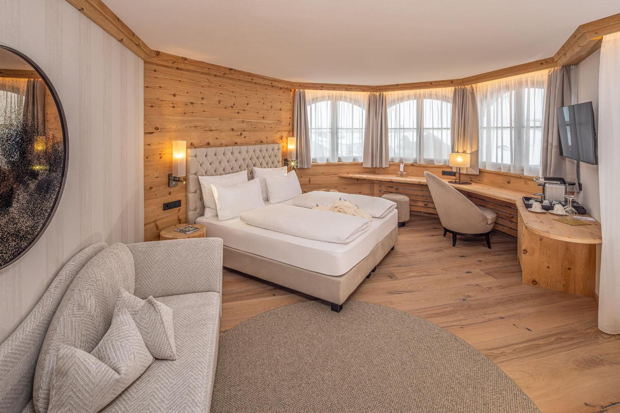 Savoy Dolomites Luxury & Spa Hotel 셀바디발가르디나 외부 사진